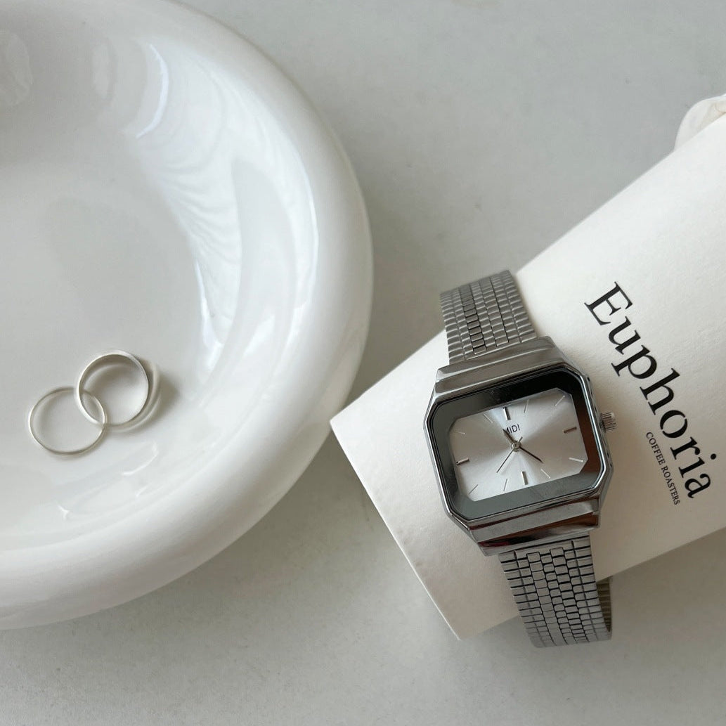 Elegant women's quartz watch with retro design