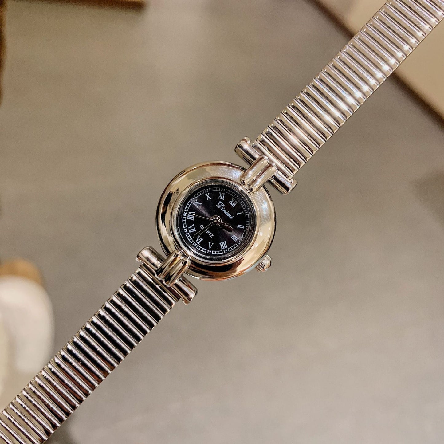 Luxury retro women's watch with stainless steel strap