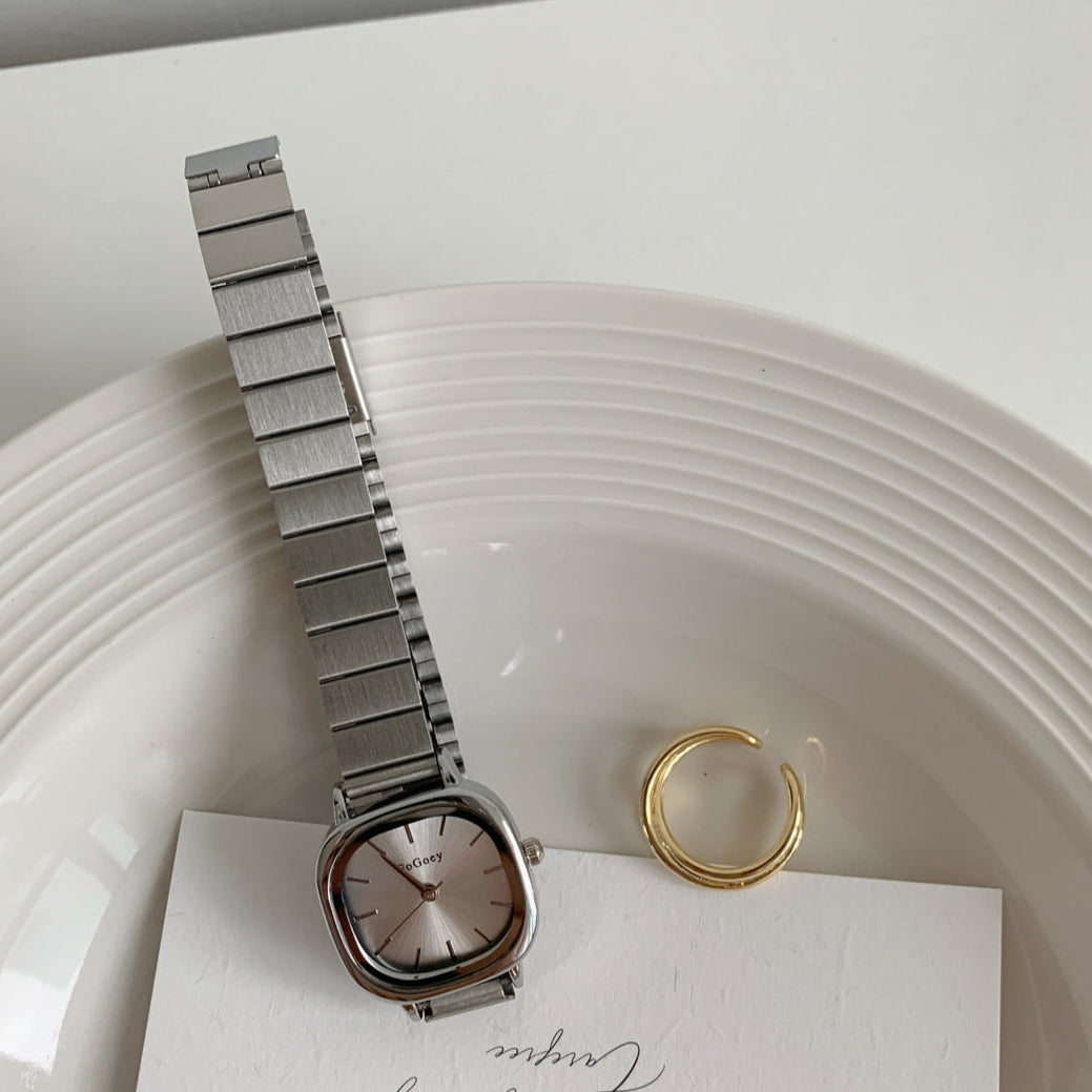 Women's minimalist quartz watch with chain strap and folding clasp