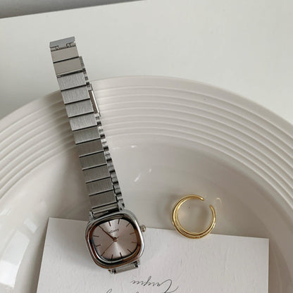 Women's minimalist quartz watch with chain strap and folding clasp