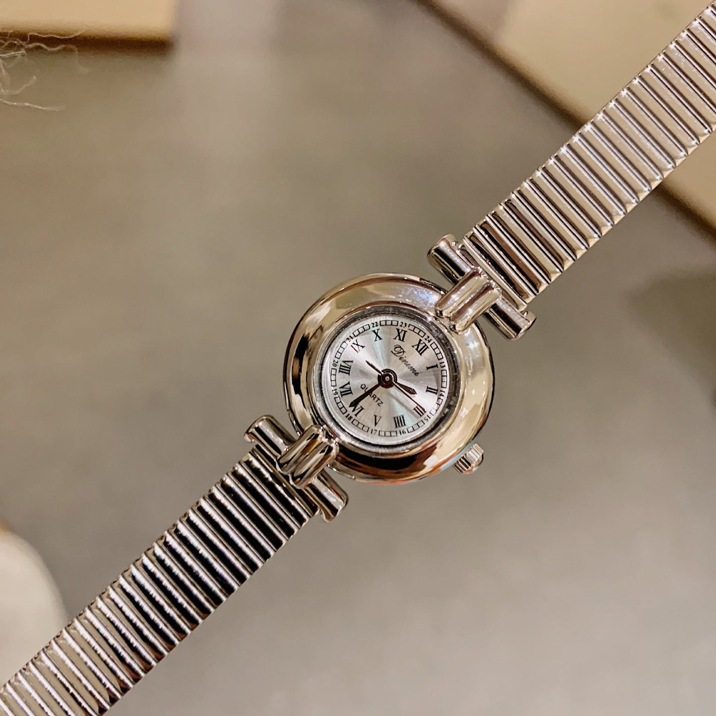 Luxury retro women's watch with stainless steel strap