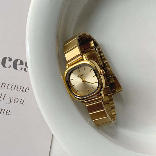 Women's minimalist quartz watch with chain strap and folding clasp