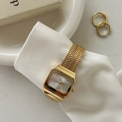 Elegant women's quartz watch with retro design